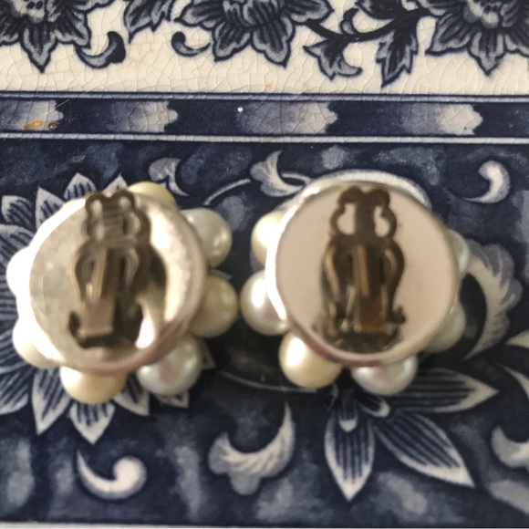 EUC 1 pair of Vintage Bead Cluster clip on Earrings -1950’s mid century - Picture 2 of 2